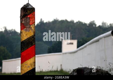 Poste frontalier de la RDA, zone restreinte, pas de terre d'homme, fortification de la frontière, mur frontalier à Moedlareuth, ancienne ville divisée à l'allemand-allemand Banque D'Images