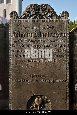 Pierres tombales parlants au cimetière en face de l'église Saint-Clemens, Nebel, l'île d'Amrum, la Frise du Nord, le Schleswig-Holstein, Allemagne Banque D'Images