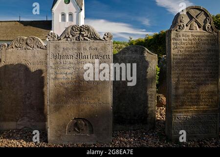 Pierres tombales parlants au cimetière en face de l'église Saint-Clemens, Nebel, l'île d'Amrum, la Frise du Nord, le Schleswig-Holstein, Allemagne Banque D'Images