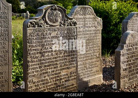 Pierres tombales parlants au cimetière de l'église Saint-Clemens, Nebel, Amrum, Nordfriesland, Schleswig-Holstein, Allemagne Banque D'Images