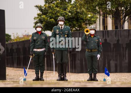 Bogota, Colombie. 19 juillet 2021. Les responsables de l'armée colombienne se tiennent avec des épées et des trompettes lors d'un événement commémoratif pour servir l'honneur à l'armée et à la police à la journée du « héros de la nation colombienne » (Heroe de la Nacion Colombiana) à Bogota, en Colombie, le 19 juillet 2021. Crédit : long Visual Press/Alamy Live News Banque D'Images