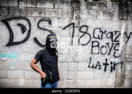 Guatemala, Guatemala. 2 juillet 2021. La vie et la mort au Guatemala. Le problème des gangs et la vie de voyou des bénévoles de sauveteurs. Police en bordure de la 18 - Crazy Boys Latinos territoire de gang. "Nous ne pouvons entrer que jusqu'à ce point de départ de leur territoire", a déclaré la police. (Credit image: © David Tesinsky/ZUMA Press) Banque D'Images