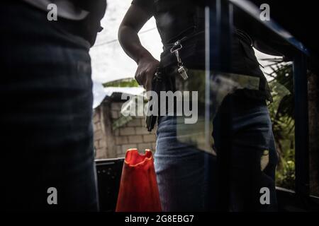 Guatemala, Guatemala. 2 juillet 2021. La vie et la mort au Guatemala. Le problème des gangs et la vie de voyou des bénévoles de sauveteurs. Police en bordure de la 18 - Crazy Boys Latinos territoire de gang. "Nous ne pouvons entrer que jusqu'à ce point de départ de leur territoire", a déclaré la police. (Credit image: © David Tesinsky/ZUMA Press) Banque D'Images