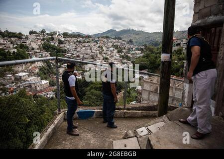 Guatemala, Guatemala. 2 juillet 2021. La vie et la mort au Guatemala. Le problème des gangs et la vie de voyou des bénévoles de sauveteurs. Police debout devant le seul chemin vers le territoire de la bande MS-13. Cette fois-ci, ils ne pouvaient pas entrer car ce territoire a apparemment une base solide de communauté MS-13. "Ils tiraient après nous immédiatement", a déclaré un policier (Credit image: © David Tesinsky/ZUMA Press) Banque D'Images