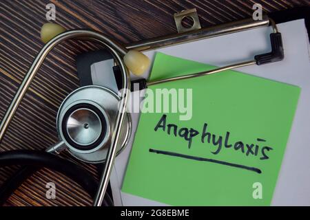 L'anaphylaxie est indiquée sur les notes adhésives isolées sur la table en bois. Banque D'Images