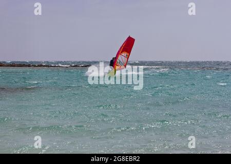 Une planche à voile à la plage d'Elafonisi sur l'île de Crète, Grèce Banque D'Images