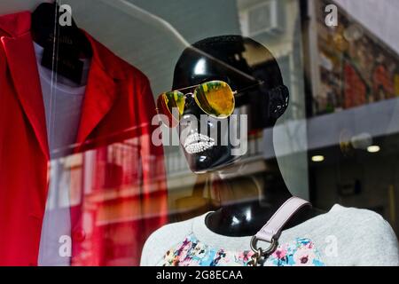 Un mannequin élégant dans une vitrine à Chania, sur l'île de Crète, Grèce Banque D'Images