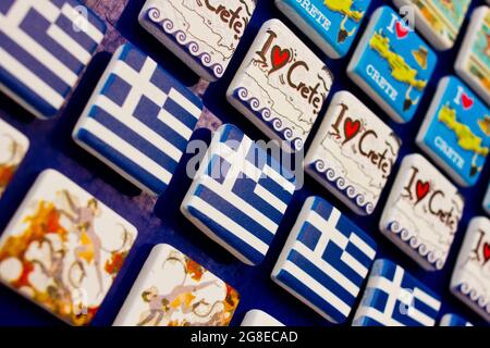 Aimants réfrigérateur drapeau grec à vendre dans un magasin touristique de la Canée, sur l'île de Crète, Grèce Banque D'Images