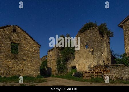 Ruines du village abandonné de Janovas au clair de lune sous les étoiles des Pyrénées, en Espagne Banque D'Images