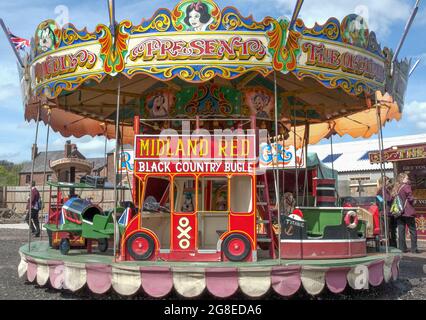 Carrousel de foire à l'ancienne au Black Country Living Museum, Dudley, West Midlands, Angleterre Banque D'Images