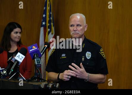 Tucson, Arizona, États-Unis. 19 juillet 2021. Le chef de police de Tucson, Chris Magnus, tient une conférence de presse au quartier général de la police de Tucson après qu'un tireur ait tiré sur deux EMT répondant à une maison incendiée. L'homme armé Leslie Stephen Scarlett a ouvert le feu à l'EMT ainsi que les pompiers qui ont répondu à l'incendie et tué un voisin qui a essayé de l'aider. Un policier de Tucson a plus tard tiré sur le suspect qui était dans un état critique. Un des EMT est mort plus tard. Le chef Magnus a été nommé par le président Biden pour diriger les douanes et la protection des frontières. Magnus critiquant vivement la police d'immigration du président Trump Banque D'Images