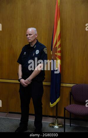 Tucson, Arizona, États-Unis. 19 juillet 2021. Le chef de police de Tucson, Chris Magnus, tient une conférence de presse au quartier général de la police de Tucson après qu'un tireur ait tiré sur deux EMT répondant à une maison incendiée. L'homme armé Leslie Stephen Scarlett a ouvert le feu à l'EMT ainsi que les pompiers qui ont répondu à l'incendie et tué un voisin qui a essayé de l'aider. Un policier de Tucson a plus tard tiré sur le suspect qui était dans un état critique. Un des EMT est mort plus tard. Le chef Magnus a été nommé par le président Biden pour diriger les douanes et la protection des frontières. Magnus critiquant vivement la police d'immigration du président Trump Banque D'Images