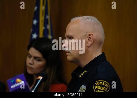 Tucson, Arizona, États-Unis. 19 juillet 2021. Le chef de police de Tucson, Chris Magnus, tient une conférence de presse au quartier général de la police de Tucson après qu'un tireur ait tiré sur deux EMT répondant à une maison incendiée. L'homme armé Leslie Stephen Scarlett a ouvert le feu à l'EMT ainsi que les pompiers qui ont répondu à l'incendie et tué un voisin qui a essayé de l'aider. Un policier de Tucson a plus tard tiré sur le suspect qui était dans un état critique. Un des EMT est mort plus tard. Le chef Magnus a été nommé par le président Biden pour diriger les douanes et la protection des frontières. Magnus critiquant vivement la police d'immigration du président Trump Banque D'Images