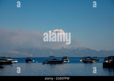 La fumée du feu Tamarack menace la rive sud-est du lac Tahoe Banque D'Images