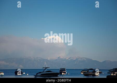 La fumée du feu Tamarack menace la rive sud-est du lac Tahoe Banque D'Images