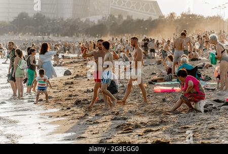 Personnes sur la plage le soir pendant la vague de chaleur, parc du 300th anniversaire de St Petersbourg, Russie Banque D'Images