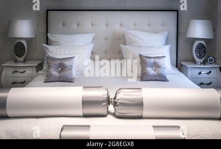 Un lit king size dans une chambre d'hôtel de luxe Banque D'Images