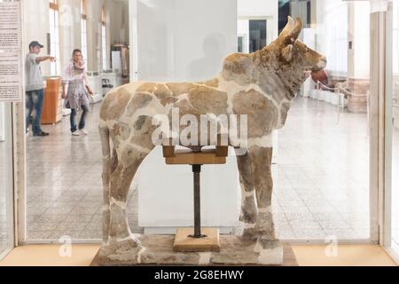 Statue de taureau avec inscription Élamite, fouillée à Chogha Zanbil, Musée national d'Iran, Téhéran, Iran, Perse, Asie occidentale, Asie Banque D'Images