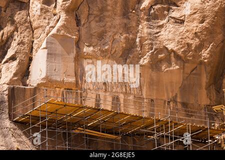 Bisotun(Behistun,Bistun), sculptures de relief sur le front de la falaise de roche abrupte, province de Kermanshah, Iran, Perse, Asie occidentale, Asie Banque D'Images