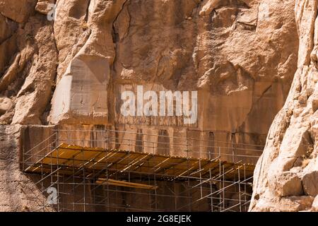 Bisotun(Behistun,Bistun), sculptures de relief sur le front de la falaise de roche abrupte, province de Kermanshah, Iran, Perse, Asie occidentale, Asie Banque D'Images