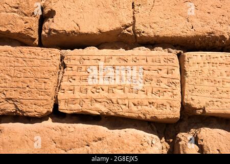 Chogha Zanbil, brique avec inscription cuneiform, Ziggrat(ziqqrat) des anciens Elamites, province de Khuzestan, Iran, Perse, Asie occidentale, Asie Banque D'Images