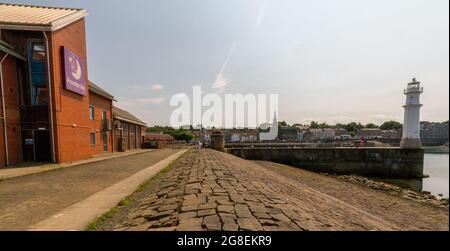 Premier Inn, port de Newhaven et phare dans le nord d'Édimbourg, Écosse, Royaume-Uni Banque D'Images