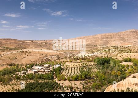 Vue sur les champs agricoles et le village local dans la vallée des hautes terres, montagnes Zagros, Mambalu, province de Fars, Iran, Perse, Asie occidentale, Asie Banque D'Images