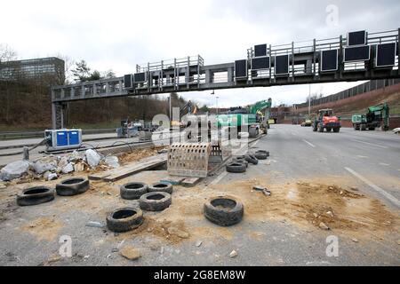 Hambourg, Allemagne. 19 mars 2021. Des véhicules de construction sont utilisés sur l'autoroute A7 à la sortie Othmarschen. En raison de plusieurs démolitions de ponts, l'autoroute a été complètement fermée pendant plusieurs jours. Crédit : Bodo Marks/dpa/Bodo Marks/dpa/Alay Live News Banque D'Images