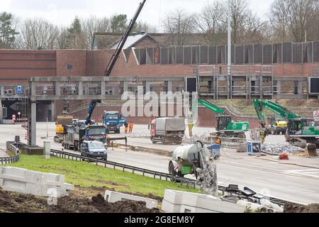 Hambourg, Allemagne. 19 mars 2021. Des véhicules de construction sont utilisés sur l'autoroute A7 à la sortie Othmarschen. En raison de plusieurs démolitions de ponts, l'autoroute a été complètement fermée pendant plusieurs jours. Crédit : Bodo Marks/dpa/Bodo Marks/dpa/Alay Live News Banque D'Images