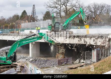 Hambourg, Allemagne. 19 mars 2021. Les excavateurs démolissent un pont sur l'autoroute A7 à la sortie Othmarschen. En raison de plusieurs démolitions de ponts, l'autoroute a été complètement fermée pendant plusieurs jours. Crédit : Bodo Marks/dpa/Bodo Marks/dpa/Alay Live News Banque D'Images