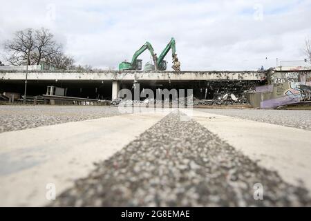 Hambourg, Allemagne. 19 mars 2021. Les excavateurs démolissent un pont sur l'autoroute A7 à la sortie Othmarschen. En raison de plusieurs démolitions de ponts, l'autoroute a été complètement fermée pendant plusieurs jours. Crédit : Bodo Marks/dpa/Bodo Marks/dpa/Alay Live News Banque D'Images