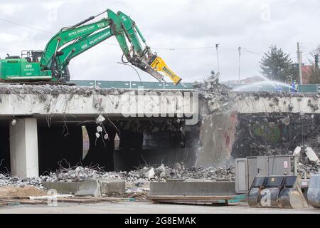 Hambourg, Allemagne. 19 mars 2021. Les excavateurs démolissent un pont sur l'autoroute A7 à la sortie Othmarschen. En raison de plusieurs démolitions de ponts, l'autoroute a été complètement fermée pendant plusieurs jours. Crédit : Bodo Marks/dpa/Bodo Marks/dpa/Alay Live News Banque D'Images