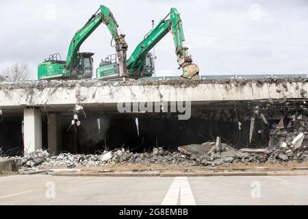 Hambourg, Allemagne. 19 mars 2021. Les excavateurs démolissent un pont sur l'autoroute A7 à la sortie Othmarschen. En raison de plusieurs démolitions de ponts, l'autoroute a été complètement fermée pendant plusieurs jours. Crédit : Bodo Marks/dpa/Bodo Marks/dpa/Alay Live News Banque D'Images