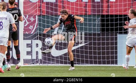 Portland, États-Unis. 18 juillet 2021. Le capitaine de l'équipe de Portland Emily Menges bloque une tentative de but à Orlando dans la victoire de Portland Thorn en 2-1 sur l'Orlando Pride à Providence Park, Portland, Oregon, le 18 juillet 2021 (photo de Jeff Wong/Sipa USA). Credit: SIPA USA/Alay Live News Banque D'Images