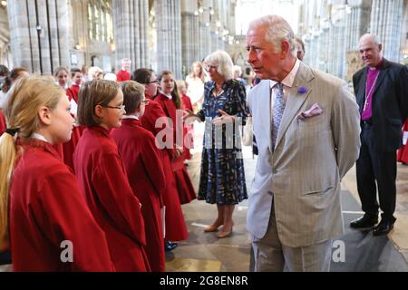 Le Prince de Galles rencontre des membres de la chorale de la cathédrale lors d'une visite à la cathédrale d'Exeter à Devon. Date de la photo: Lundi 19 juillet 2021. Banque D'Images