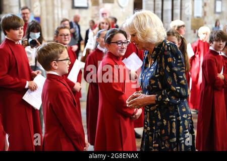 La duchesse de Cornwall rencontre des membres du chœur de la cathédrale lors d'une visite à la cathédrale d'Exeter à Devon. Date de la photo: Lundi 19 juillet 2021. Banque D'Images