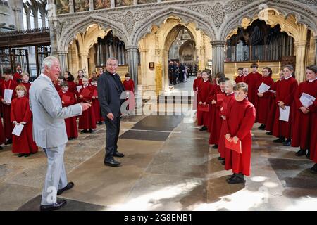 Le Prince de Galles rencontre des membres de la chorale de la cathédrale lors d'une visite à la cathédrale d'Exeter à Devon. Date de la photo: Lundi 19 juillet 2021. Banque D'Images