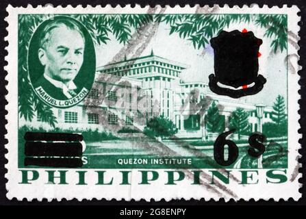 PHILIPPINES - VERS 1961 : un timbre imprimé aux Philippines montre l'institut Quezon, et Manuel L. Quezon, président, vers 1961 Banque D'Images