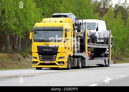 Le nouveau CAMION PORTEUR TGX transporte des véhicules le long de l'autoroute, un jour d'été. Raasepori, Finlande. 27 mai 2021. Banque D'Images