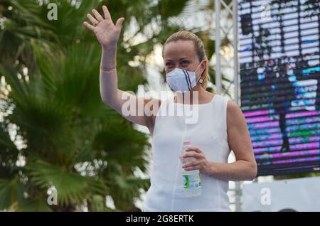 Naples, Italie. 19 juillet 2021. Giorgia Meloni, vice-présidente et présidente de Fratelli d'Italia, parti de droite, présente son livre 'IO sono Giorgia' dans l'ex zone industrielle de Bagnoli district de Naples. (Photo de Pasquale Gargano/Pacific Press/Sipa USA) crédit: SIPA USA/Alay Live News Banque D'Images