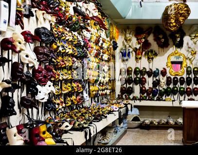 Masques de cuisine traditionnelle sur les étagères de la boutique de souvenirs de Venise Banque D'Images