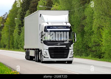 Raasepori, Finlande. 27 mai 2021. Volvo Trucks présente Volvo FM 460 Globe Truck dans sa nouvelle gamme de camions, ici essai routier 25. Banque D'Images