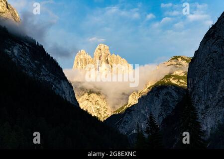 Tre Cime di Lavaredo au coucher du soleil, Sesto / Dolomites Sexten, province de Bolzano, Tyrol du Sud, Italie Banque D'Images