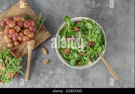 Salade de raisins rôtis, de pecorino, de noix et d'arugula. Accompagnement végétarien Thanksgiving. Banque D'Images