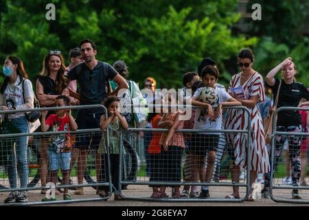 Londres, Royaume-Uni. 19 juillet 2021. Les gens se rassemblent aux clôtures périphériques pour apercevoir un concert gratuit - membres des groupes du Grenadier, Coldstream, Scots, Les gardes irlandais et gallois et les représentants du 1er Bataillon Grenadier corps of Drums ont un aperçu de leur programme musical de The Sword & the Crown qui comprend des arrangements par les membres du groupe et une interprétation de la musique habituellement associée à l'agent secret James Bond. La répétition finale devant les représentations doit avoir lieu le 20/21/22 juillet sur la parade des gardes à cheval. Crédit : Guy Bell/Alay Live News Banque D'Images