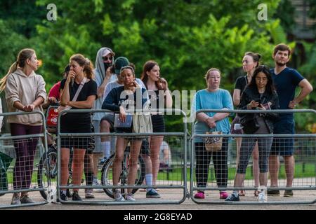 Londres, Royaume-Uni. 19 juillet 2021. Les gens se rassemblent aux clôtures périphériques pour apercevoir un concert gratuit - membres des groupes du Grenadier, Coldstream, Scots, Les gardes irlandais et gallois et les représentants du 1er Bataillon Grenadier corps of Drums ont un aperçu de leur programme musical de The Sword & the Crown qui comprend des arrangements par les membres du groupe et une interprétation de la musique habituellement associée à l'agent secret James Bond. La répétition finale devant les représentations doit avoir lieu le 20/21/22 juillet sur la parade des gardes à cheval. Crédit : Guy Bell/Alay Live News Banque D'Images