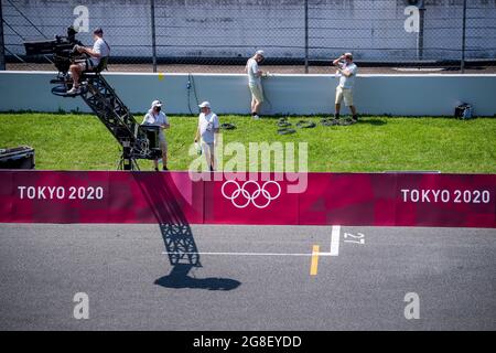 L'illustration montre les chaînes de télévision pendant les préparatifs au circuit de course à vélo, avant les « Jeux Olympiques de Tokyo 2020 » à Tokyo, Japon Banque D'Images