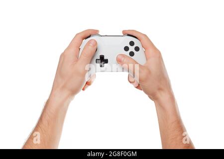 Console de jeux vidéo contrôleur dans les mains de joueur isolé sur fond blanc