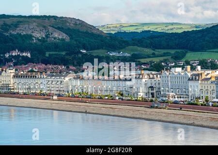 LLANDUDNO, PAYS DE GALLES - 03 JUILLET 2021 : vue sur la promenade en courbe de Llandudno bordée d'hôtels. Banque D'Images