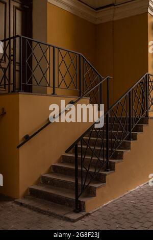 escaliers avec rambardes métalliques dans la lumière du jour faible Banque D'Images